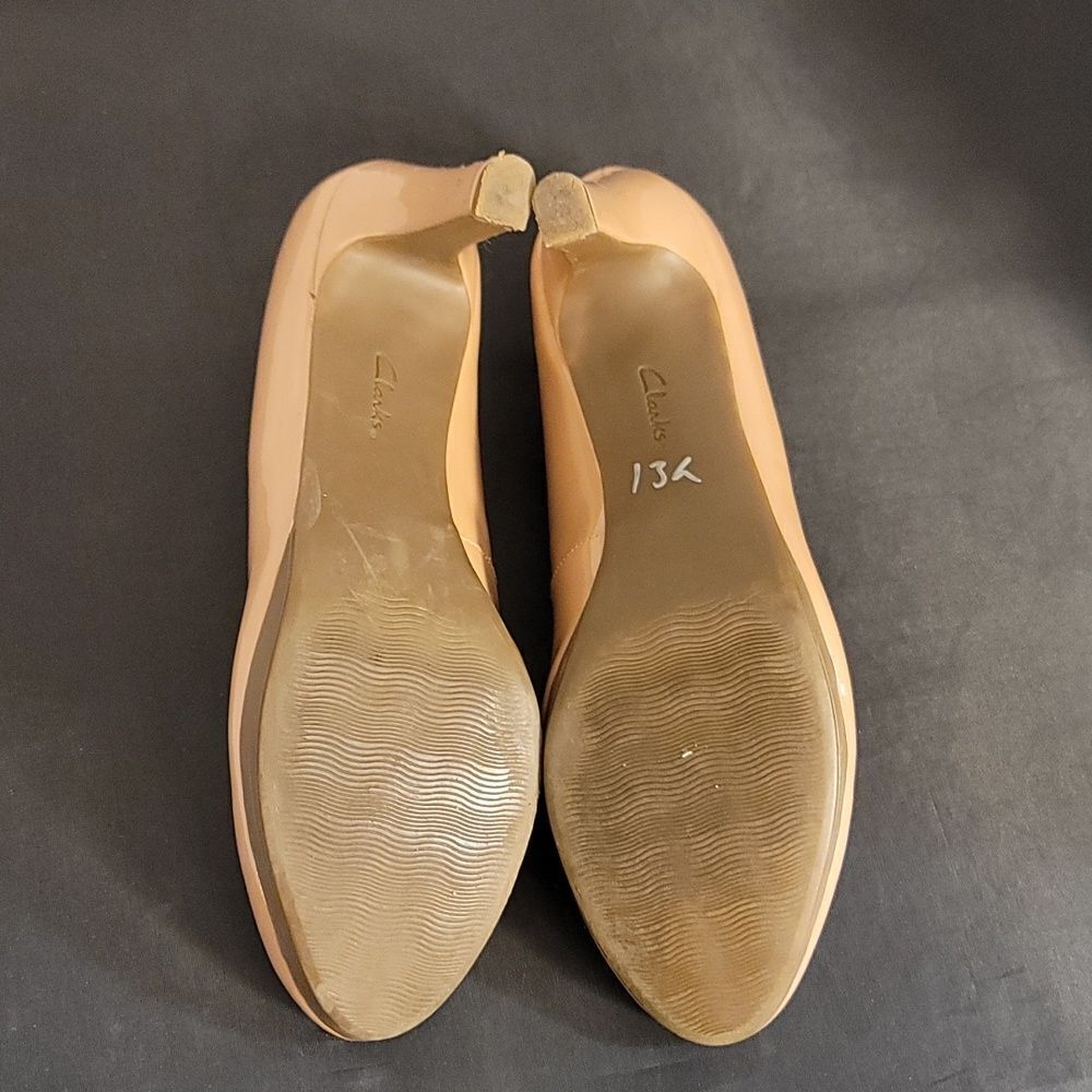 CLARKS COLLECTION ROUND TOE SLIP-ON PUMP - Picture 13 of 16